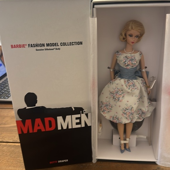 NIB Mad Men Betty Draper Silkstone Barbie - Picture 5 of 7